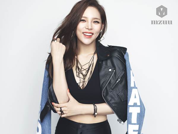 미소짓는 박시연의 엠주 광고 화보